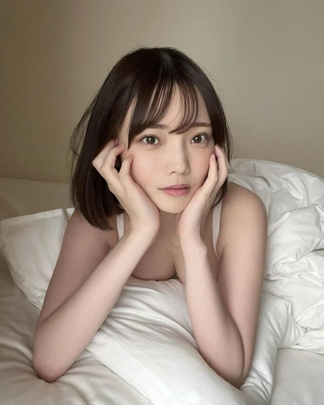 日本模特新谷姬加，白皙皮肤，甜美笑容，单身生活与猫作伴_黑料正能量