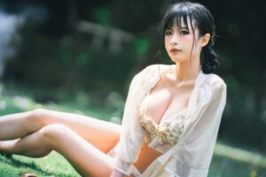 清水由乃：国内知名COSER和虎牙主播，展现精致扮演和魅力十足