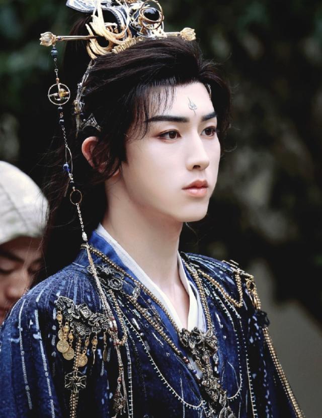 狐妖王权篇异域装惊艳,李一桐红衣长裙美哭,成毅抹额照令人心动 狐妖王权篇异域装惊艳,李一桐红衣长裙美哭,成毅抹额照令人心动