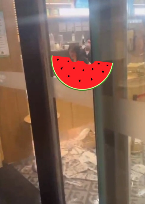 霸王茶姬奶茶店女子脱光上衣的瓜_黑料正能量