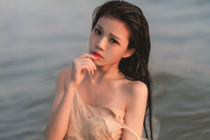探索桜桃喵潮汐：妖娆动人的海滨潮流角色扮演者