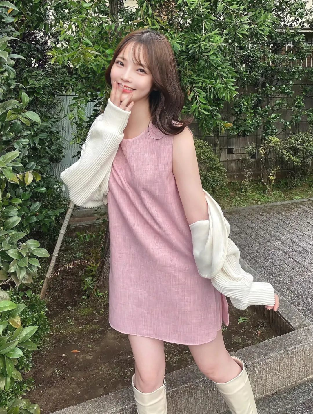 日本模特新谷姬加，白皙皮肤，甜美笑容，单身生活与猫作伴_黑料正能量