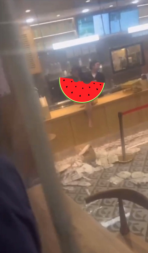 霸王茶姬奶茶店女子脱光上衣的瓜_黑料正能量
