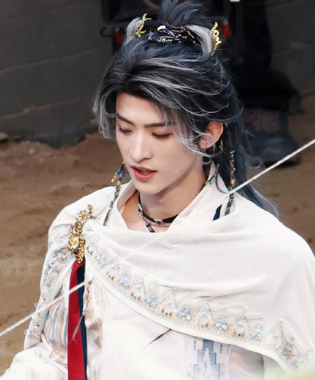 狐妖王权篇异域装惊艳,李一桐红衣长裙美哭,成毅抹额照令人心动 狐妖王权篇异域装惊艳,李一桐红衣长裙美哭,成毅抹额照令人心动