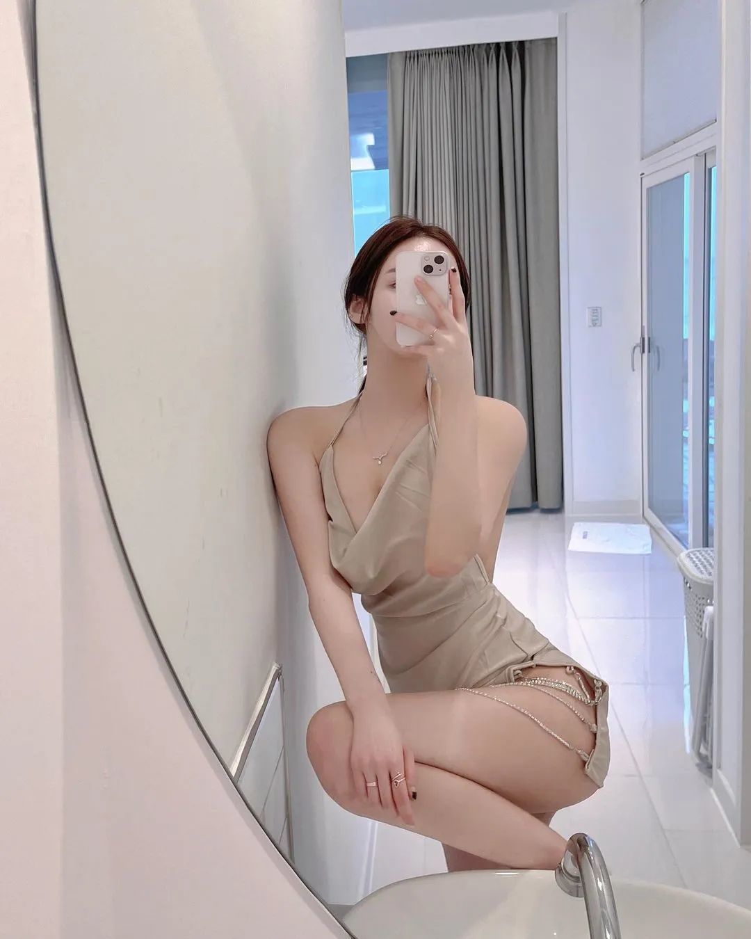 韩国网红1loo4，曲线玲珑，完美大长腿，大胆秀身材_黑料正能量