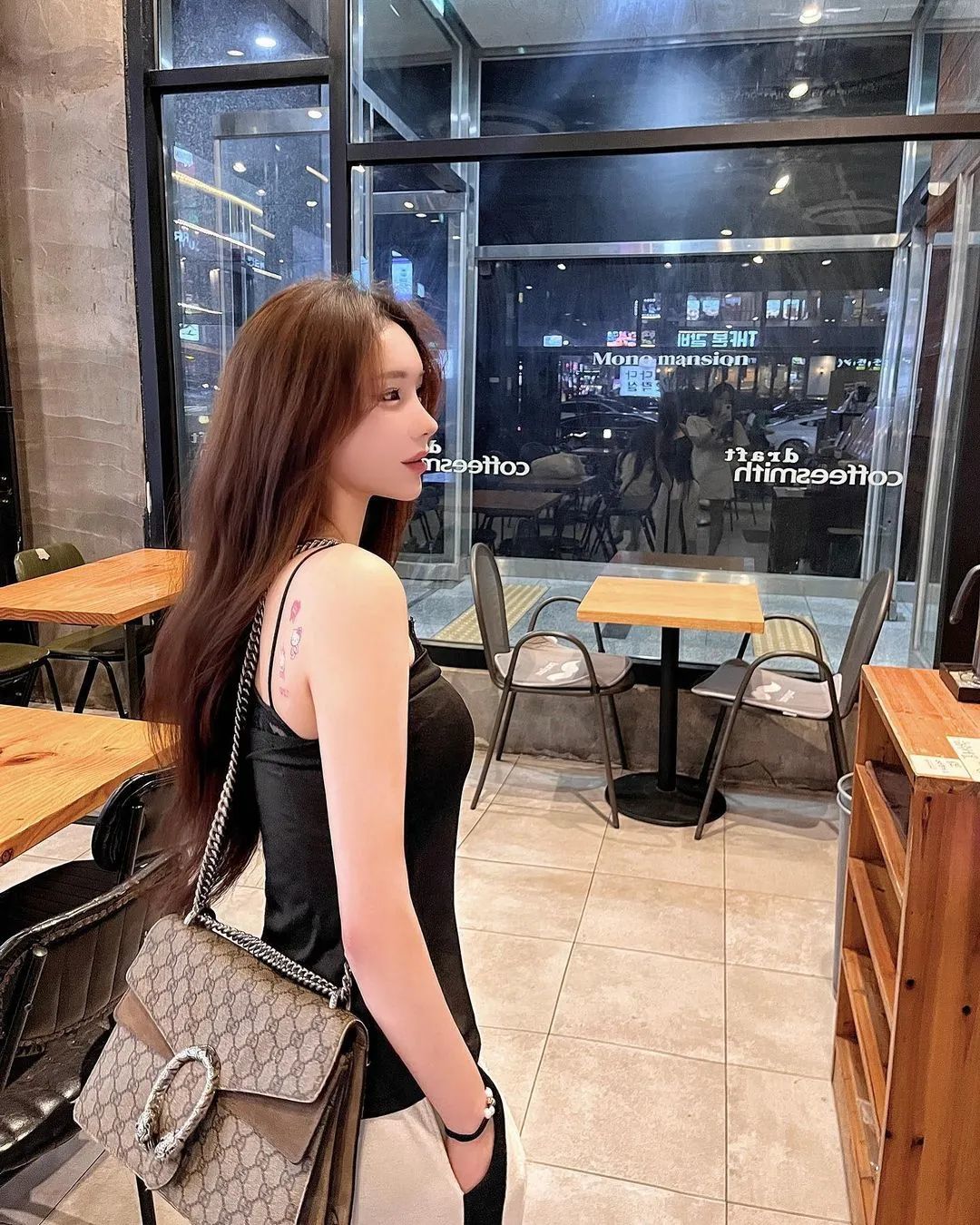 韩国网红1loo4，曲线玲珑，完美大长腿，大胆秀身材_黑料正能量