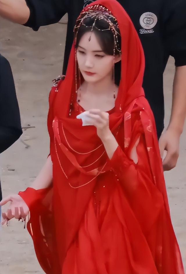 狐妖王权篇异域装惊艳,李一桐红衣长裙美哭,成毅抹额照令人心动 狐妖王权篇异域装惊艳,李一桐红衣长裙美哭,成毅抹额照令人心动