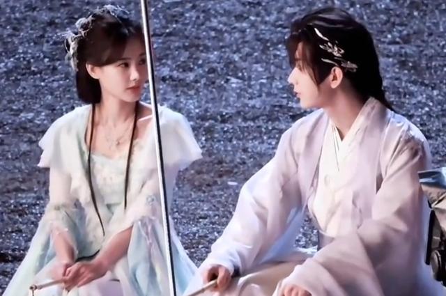 狐妖王权篇异域装惊艳,李一桐红衣长裙美哭,成毅抹额照令人心动 狐妖王权篇异域装惊艳,李一桐红衣长裙美哭,成毅抹额照令人心动