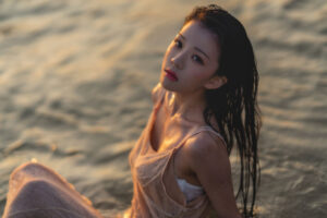 探索桜桃喵潮汐：妖娆动人的海滨潮流角色扮演者