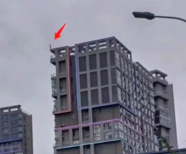 确认死亡！他本来不想跳，是路人起哄：“不跳不是人”！起哄者已被找到。_黑料正能量