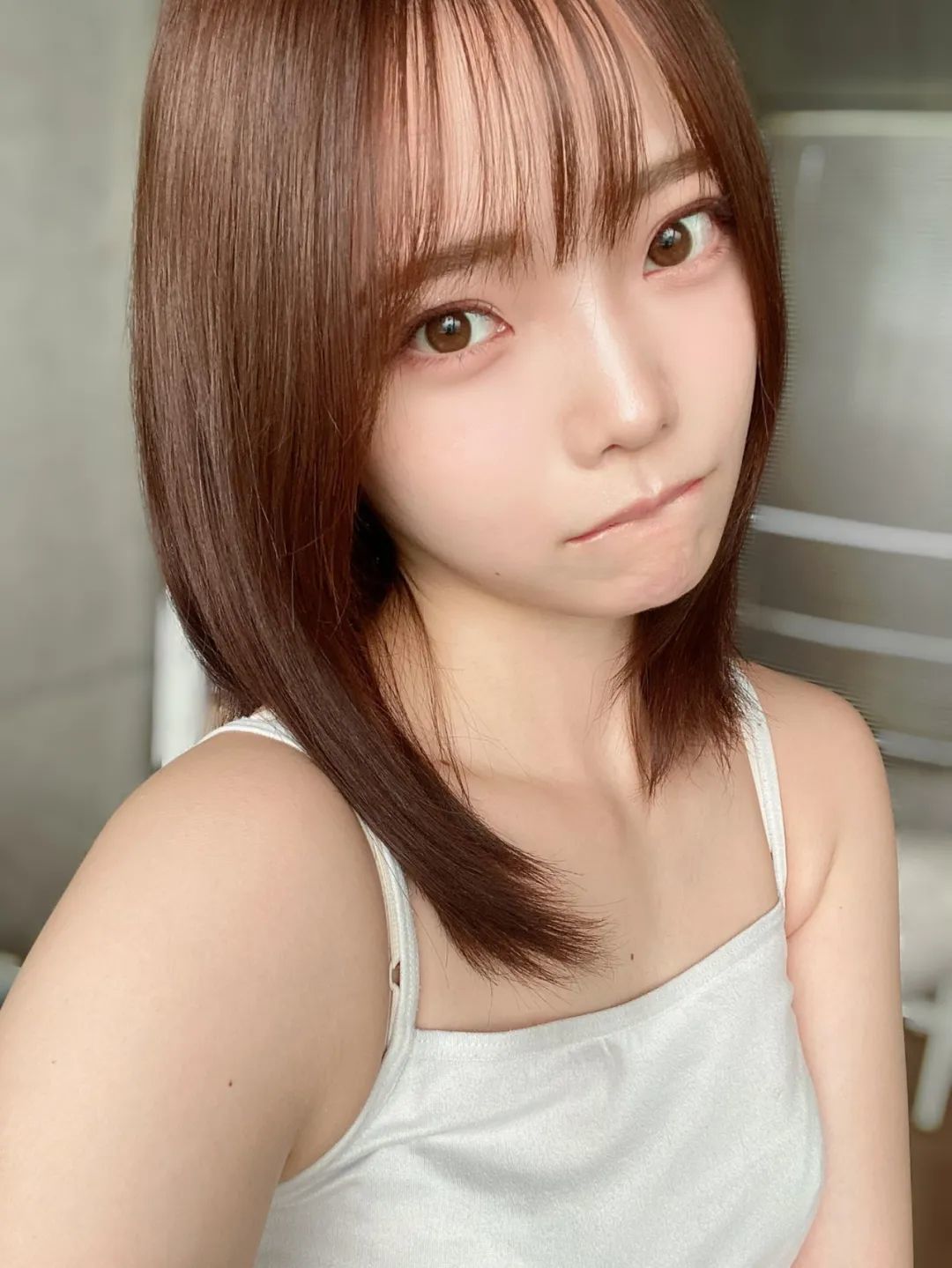 日本模特新谷姬加，白皙皮肤，甜美笑容，单身生活与猫作伴_黑料正能量